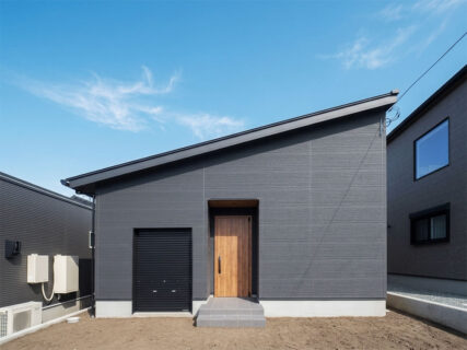 【見学会】4/6㈪～4/12㈰ 富士宮市小泉｜HIBIKI Premium｜ホテルライクと木のぬくもりを両立した平屋 － 20帖LDKと”ただいま動線” で暮らしやすい住まい