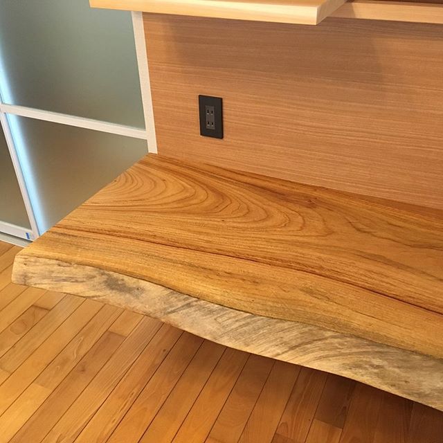 オリジナルデザイン可動棚（アルタナ）の下に設置した天然無垢板カウンター。<br />
アルタナとMUKU-TENのコラボレーションです。<br />
<br />
今回お客様が選ばれた樹種は樟「クス」。<br />
自然塗料仕上げで色味が濃くなっており、キレイな木目が際立っています。<br />
独特の香りで防虫効果が高いのが特徴です。 <br />
#造作カウンター #無垢板 #木目 #自然塗料 ---------------------------------------<br />
more photos→@altana_renovation<br />
---------------------------------------<br />
富士市永田67-17 1F<br />
TEL0545-51-8700<br />
<br />
#静岡県 #富士市 の #リフォーム #リノベーション なら #アルタナ へ！<br />
「これまで」と「これから」を彩るリノベーション、として<br />
リノベカフェ #アルタナカフェ と「部屋を考える店」インテリアショップ #ハナレアルタナ の2店を拠点に<br />
リフォーム・リノベーションのご相談から家具のコーディネートまで、<br />
すべてを一か所で完結できるスムーズな流れのご提案をいたします。<br />
.<br />
店舗から水回りなどの設備交換、間取り変更や住まいの性能強化まで。<br />
#リフォーム #リノベーション #外装 #エクステリア <br />
#水回り #省エネ #耐震 #施工例 <br />
#家具 #インテリア #インテリアショップ <br />
#コーディネート #アルタナカフェ #altanacafe <br />
#富士市 #ハナレ #hanare #アルタナリノベ