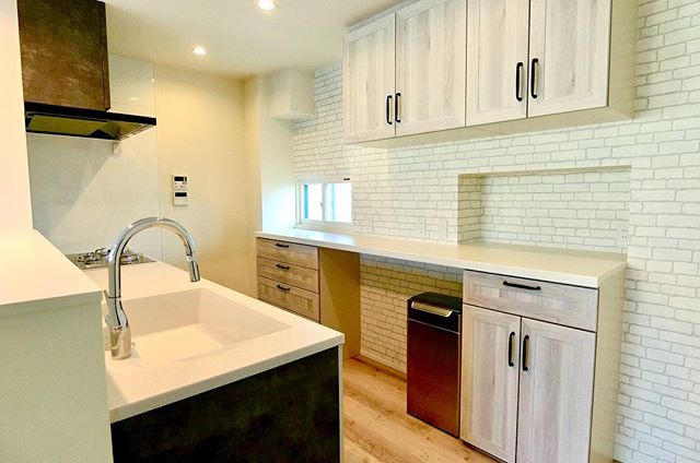 *キッチン施工例*<br />
背面の収納はリビングからも見えるため、部屋全体の雰囲気と合う #リクシル の収納に。<br />
リビングからは見えないキッチンは性能を重視し 手入れが楽な #タカラスタンダード の製品を採用。<br />
.<br />
お客様のこだわりの光る素敵なキッチンとなりました!<br />
.<br />
#キッチンリノベーション #キッチン<br />
#キッチン収納 #リクシル #lixil<br />
#タカラスタンダード #takarastandard .<br />
.<br />
.<br />
---------------------------------------<br />
more photos→@altana_renovation<br />
---------------------------------------<br />
富士市永田67-17 1F<br />
TEL0545-51-8700<br />
<br />
#静岡県 #富士市 の #リフォーム #リノベーション なら #アルタナ へ!<br />
リノベカフェ #アルタナカフェ と「部屋を考える店」インテリアショップ #ハナレアルタナ の2店を拠点に<br />
リフォーム・リノベーションのご相談から家具のコーディネートまで、<br />
すべてを一か所で完結できるスムーズな流れのご提案をいたします。<br />
.<br />
店舗から水回りなどの設備交換、間取り変更や住まいの性能強化まで。<br />
#リフォーム #リノベーション #外装 #エクステリア <br />
#水回り #省エネ #耐震 #施工例 <br />
#家具 #インテリア #インテリアショップ <br />
#コーディネート #アルタナカフェ #altanacafe <br />
#富士市 #ハナレ #hanare #アルタナリノベ