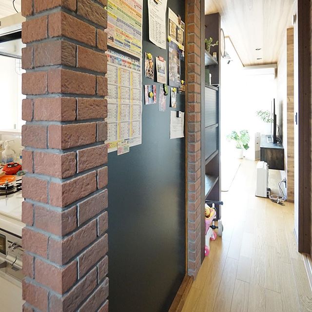 キッチン裏のレンガタイルのコラムの間は、黒板塗装のマグネットボード。<br />
<br />
#第一建設 #hibiki #livingd #静岡 #富士市 #新築 #新築一戸建て #マイホーム #マイホーム計画中の人と繋がりたい #キッチン #インテリア #黒板 #ブラックボード #ファミリークローゼット #子育て #ママ #マグネット #プリント #ホワイトボード #磁石 #幼稚園 #レンガ #タイル #親子 #ダイニング
