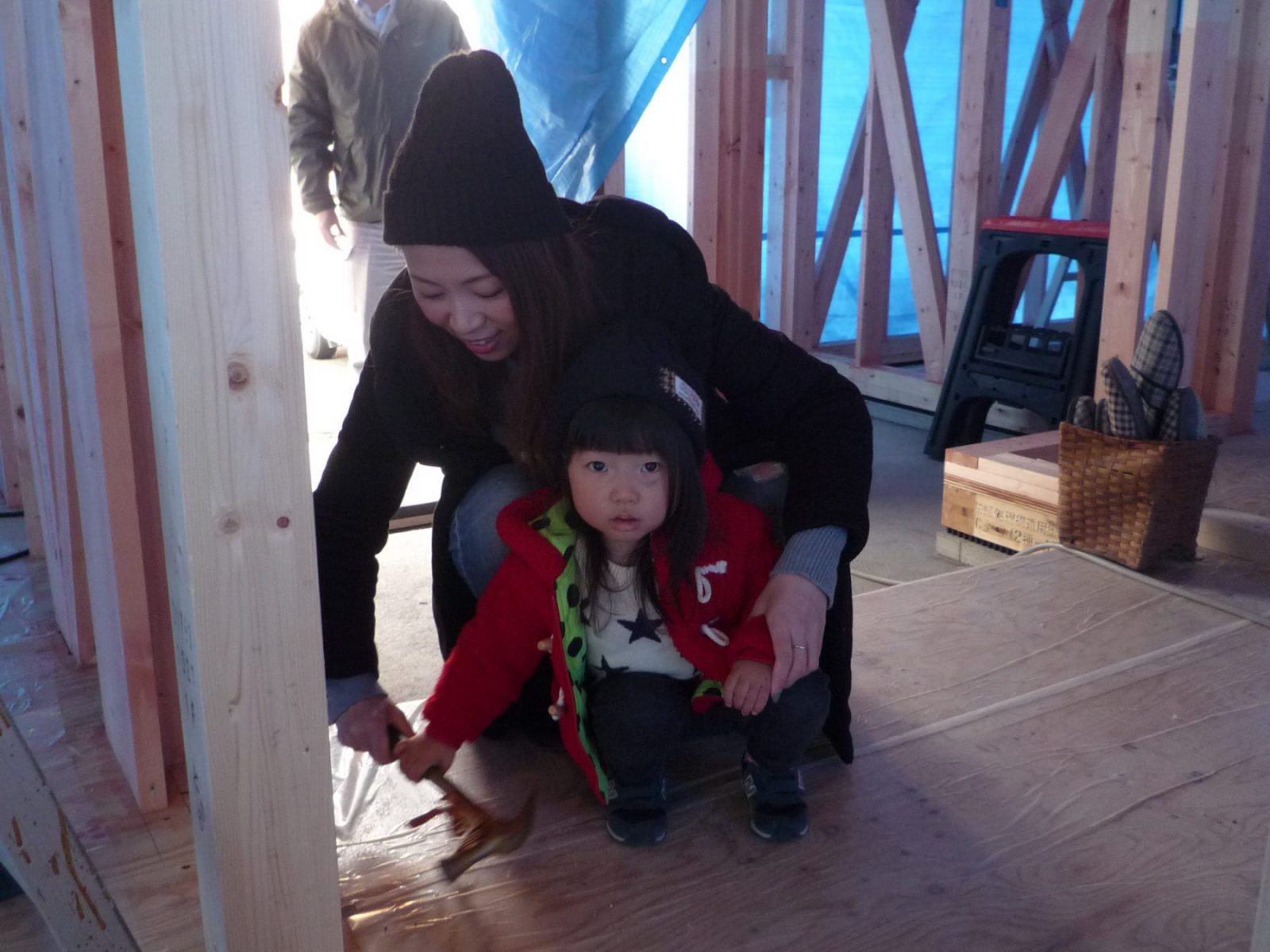 富士市今泉のカラフルな壁紙とドアの家