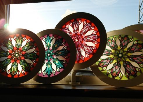 今週のLivingDコラム「紙のステンドグラス ローズウィンドウ 体験教室」