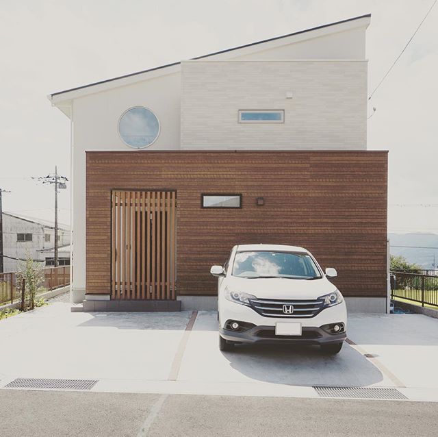 ️丸窓と格子のある家。#第一建設 #livingd #hibiki #外観 #丸窓 #格子 #片流れ屋根