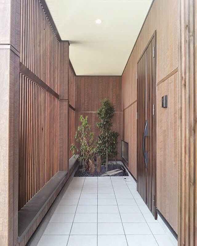 ️広めの玄関ポーチと和室からも眺められる坪庭。#第一建設 #hibiki #livingd #玄関ポーチ #坪庭 #庭 #外構 #玄関ドア #格子 #路地 #植木 #green #植物