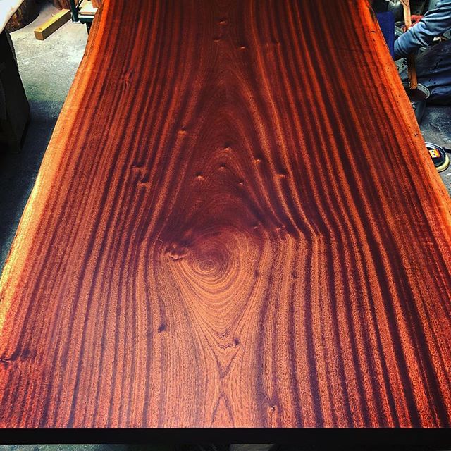 来週納品予定のサペリ一枚板をオイルフィニッシュ仕上。<br />
綺麗な縞模様が浮かび上がりました！<br />
︎すべてが一点物の無垢一枚板MUKUTEN店頭展示販売中<br />
・<br />
︎<br />
#mukuten ☜ハナレアルタナ<br />
無垢板情報はこちらをcheck!<br />
︎<br />
すべてが一点物<br />
気になる木は<br />
↓<br />
@hanare_altana ︎<br />
ダイレクトメッセージへ♪ .<br />
<br />
#サペリ<br />
#サペリマホガニー<br />
#ダイニングテーブル