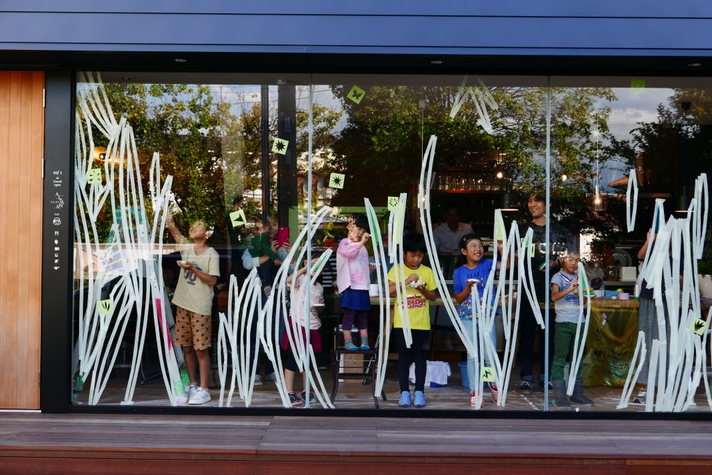 今週のLivingDコラム「画家・持塚さんといっしょに大きなガラスに絵を描こう！」