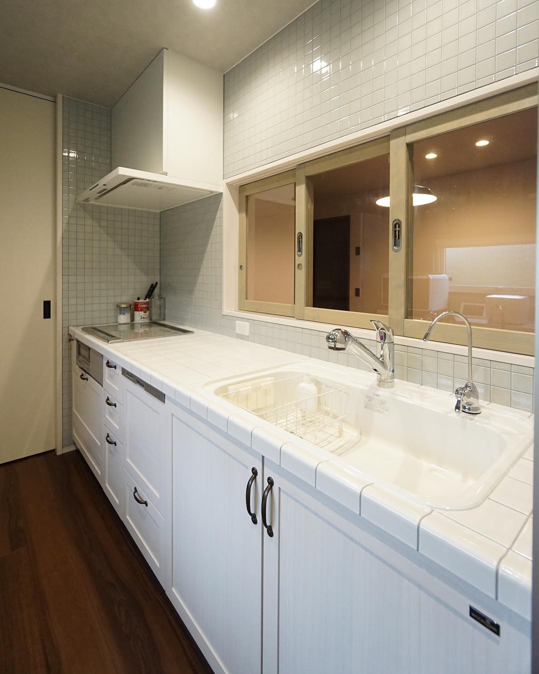 ◽️ネコちゃん対策を施した独立キッチン。<br />
#第一建設 #livingd #hibiki #キッチン #kitchen #キッチン収納 #タイル #tile #カウンター #グレー #ネコ #猫 #ガラス #小窓 #ホワイト #white #cat #新築 #インテリア #デザイン #静岡