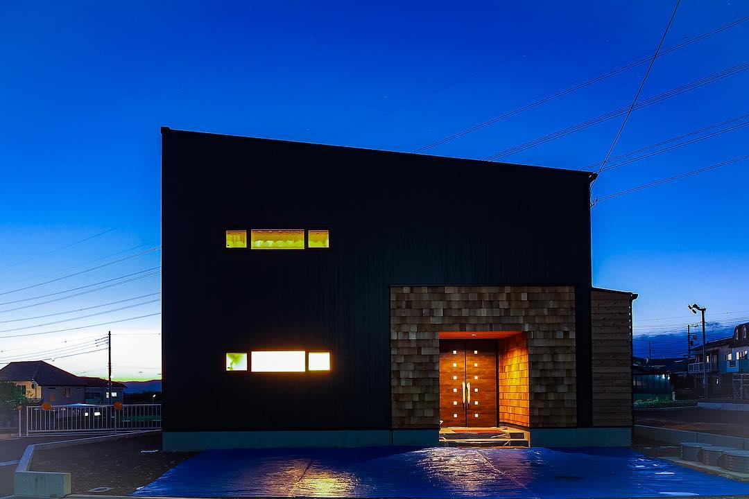 ウエスタンレッドシダー天然木に囲まれたエントランス。灯に照らされ優しい表情とほのかに薫る芳香が心地よく出迎えます
。HIBIKI premium公開中
→ https://www.livingd.jp/event/?p=13124