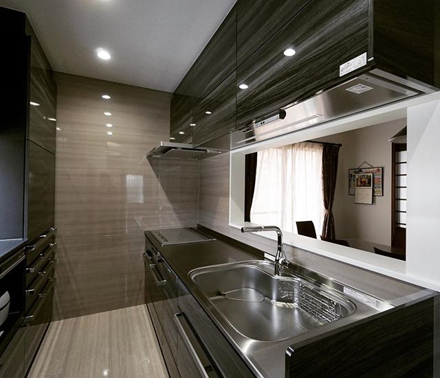 対面キッチンに変更しつつ、収納量も増やしたい、またステンレスでありながら高級感を出したいというお客様の要望にピタリと合ったクリナップのステンレスキッチン「CENTRO」<br />
<br />
#クリナップキッチン #キッチンシンク #ながれーるシンク #艶あり ---------------------------------------<br />
more photos→@altana_renovation<br />
---------------------------------------<br />
富士市永田67-17 1F<br />
TEL0545-51-8700<br />
<br />
#静岡県 #富士市 の #リフォーム #リノベーション なら #アルタナ へ!<br />
「これまで」と「これから」を彩るリノベーション、として<br />
リノベカフェ #アルタナカフェ と「部屋を考える店」インテリアショップ #ハナレアルタナ の2店を拠点に<br />
リフォーム・リノベーションのご相談から家具のコーディネートまで、<br />
すべてを一か所で完結できるスムーズな流れのご提案をいたします。<br />
.<br />
店舗から水回りなどの設備交換、間取り変更や住まいの性能強化まで。<br />
#外装 #エクステリア <br />
#水廻り #省エネ #耐震 #施工例 <br />
#家具 #インテリア #インテリアショップ <br />
#コーディネート #altanacafe #ハナレ #hanare #アルタナリノベ