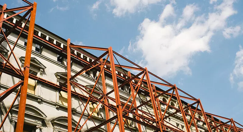 レッドシダーとシースルー階段のホール