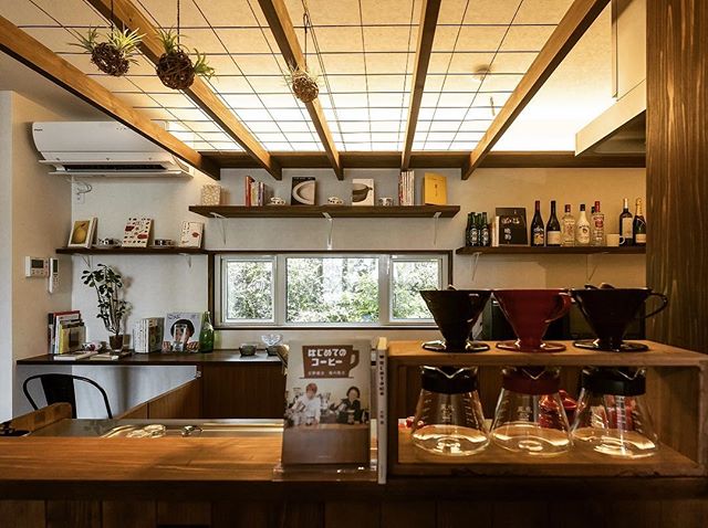 対面キッチンのダイニング側からキッチン背面を望む。置くもの１つ１つがインテリア。<br />
---------------------------------------<br />
more photos→@altana_renovation<br />
---------------------------------------<br />
富士市永田67-17 1F<br />
TEL0545-51-8700<br />
<br />
の なら へ！<br />
「これまで」と「これから」を彩るリノベーション、として<br />
リノベカフェ と「部屋を考える店」インテリアショップ の2店を拠点に<br />
リフォーム・リノベーションのご相談から家具のコーディネートまで、<br />
すべてを一か所で完結できるスムーズな流れのご提案をいたします。<br />
.<br />
店舗から水回りなどの設備交換、間取り変更や住まいの性能強化まで。