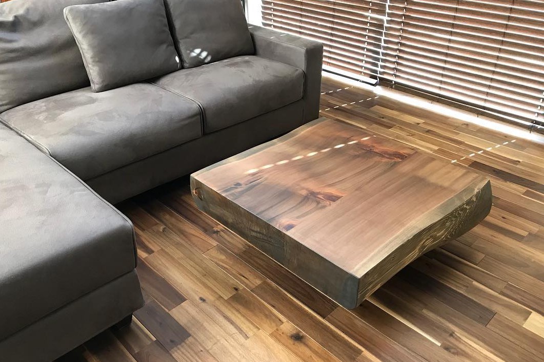 ◻️無垢杉板オリジナルローテーブル。
#第一建設 #livingd #hibiki #living #リビング #ローテーブル #テーブル #table #杉 #無垢 #アカシア #ソファ #sofa #静岡 #新築 #住宅 #インテリア #デザイン #肉厚