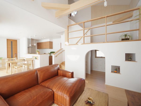 ◻️スキップステージとキッズ基地のあるLDK。
#第一建設 #hibiki #livingd #静岡 #新築 #住宅 #インテリア #デザイン #リビング #living #スキップフロア #キッズ #ソファ #sofa #革 #レザー #アーチ #子供 #勉強 #階段 #ニッチ #ダイニング #キッチン