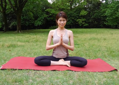 今週のLivingDコラム「子育てママのための "心も体も癒される" 子連れヨガ」