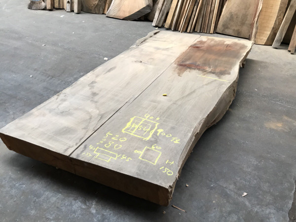 無垢杉板のオリジナルローテーブル