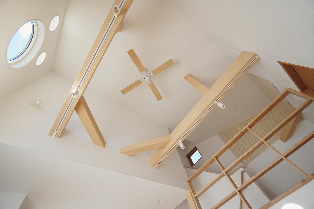 ◻️勾配天井とシーリングファンのあるリビング上空間。
#第一建設 #hibiki #livingd #静岡 #新築 #リビング #living #シーリングファン #ファン #丸窓 #窓 #天井 #勾配天井 #おうち #スポットライト #インテリア #デザイン