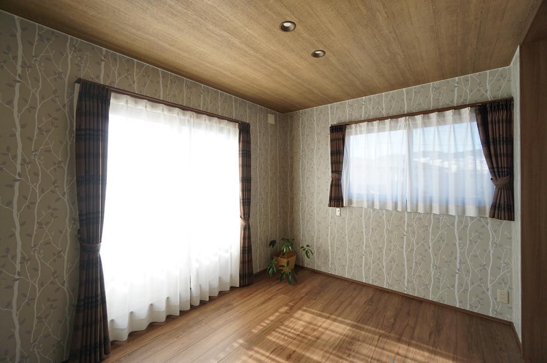 ◻️人気キャラクター壁紙&同キャラクターカーテンで合わせた茶系の寝室。
#第一建設 #hibiki #livingd #寝室 #キャラクター #壁紙 #ミッキー #ディズニー #インテリア #デザイン #静岡 #新築 #おうち #カーテン #ウォールナット #ブラウン #茶色