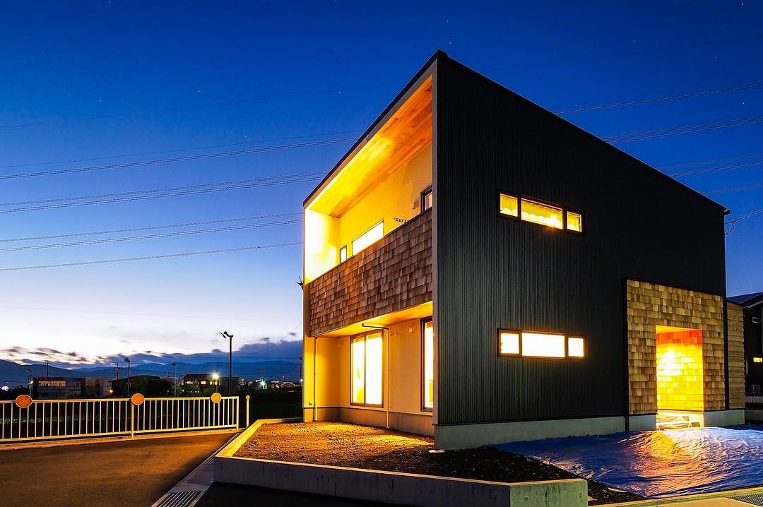 ◻️ブラックのガルバリウム鋼板と天然木の外壁材を使った外観の家。<br />
#第一建設 #livingd #hibiki #静岡 #新築 #住宅 #デザイン #外観 #ガルバリウム #天然 #木 #wood #black #外壁 #屋根 #バルコニー #夜空 #あかり #照明 #夜景