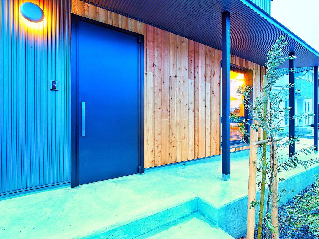 庇のあるアプローチ 
エネルギー消費量を減らし、健康長寿に暮らす「ノンエナジーベネフィット・これからの家」ECORE_G3
ただ単にエネルギー効率を良くし光熱費を抑えるだけでなく、家中の温度差が少ない快適な暮らしと、手足の冷えや肌のかゆみなど健康面の改善や、遮音性などエネルギー効率以外にも作用をもたらす、自然美と機能美を兼ね備えた五感に響く木の家です。
見学予約・お問い合わせ
tel: 0545-52-9064 
web: https://living-d.jp/hibiki/

hibiki/

#セミカスタムメイド 
#HIBIKI #響木
#kibaco
#真空トリプルガラス
#樹脂サッシ
#unilux 
#ウエスタンレッドシダー
#ガルバリウム 
#高性能断熱
#木の家
#庇
#外壁
#富士宮  #第一建設 #livingd 
#静岡 
#玄関
#設計 #施工  #インテリア #おうち  #新築 #リフォーム #リノベーション