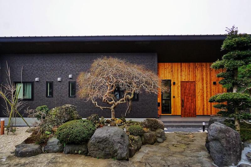 ◻️上質な大人の住まいー集う家#第一建設 #livingd #hibiki #静岡 #新築 #住宅 #おうち #家 #外観 #デザイン #ウィルウォール #平家 #美術館のような外観 #家の第一印象を決める #住まい #外壁 #黒 #ブラック #black #木 #wood #庭 #外構