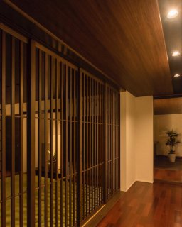 ダイニングキッチンから一段おりたカーペットリビング

#リビング
#LDK
#大空間LDK
#ウェスタンレッドシダー
#オーク
#センターキッチン