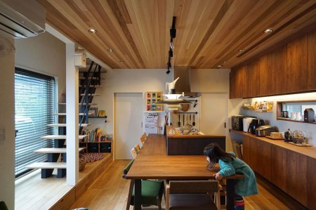 ウェスタンレットシダーの天然木外壁

#ウェスタンレッドシダー 
#外壁
#庇
#土間