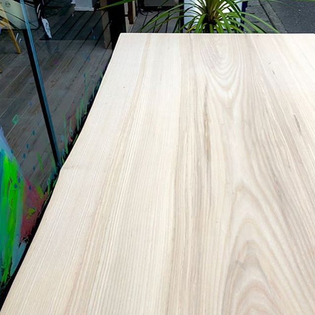 【MUKU-TEN】 ホワイトアッシュ無垢一枚板 明るい色目で真っ直ぐな木目と形の綺麗な一枚板は、4人掛けダイニングテーブルにおすすめです！ pic.1〜3 ホワイトアッシュ W1,500×D750mm 149,000yen+ tax ※脚代別途 pic.4 ホワイトアッシュ W1,600×D760〜810mm 186,000yen+tax ※脚代別途