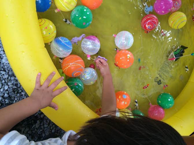 パパ・ママはおうち見学へお子様のヨーヨー釣りに挑戦！【HIBIKI富士店】