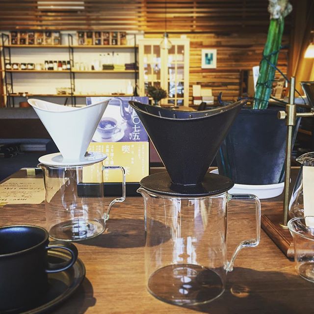 「新商品入荷」 KINTO OCTブリューワージャグセット4cups 3,500yen+ tax 使い心地とデザインを兼ね備えた、陰影が美しいコーヒーウェア。八角形をベースに構成されたコーヒーウェアOCT。大きなカーブを描いた縁のシルエットが特徴的なブリューワーは、ペーパーフィルターの取り外しがしやすい設計となっています。 ◆8/13(月)は夏季休業とさせていただきます。14(火)〜16(木)は定休日。8/17(金)より通常営業いたします。 ご不便をおかけしますが、よろしくお願いいたします。