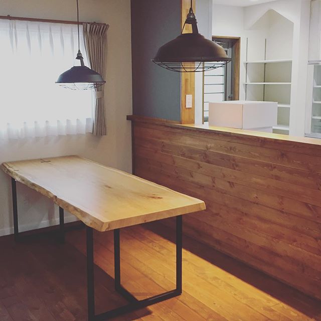 ホワイトオーク無垢一枚板 MUKU-TEN納品事例 比較的真っ直ぐな木目ながら、耳の曲線や節が無垢板の魅力を感じさせます。ブラックのスチール脚との組み合わせがインテリアとマッチして素敵な空間に仕上がりました。こちらのようなウレタン塗装仕上げは、食卓でも安心してお使いいただけます。