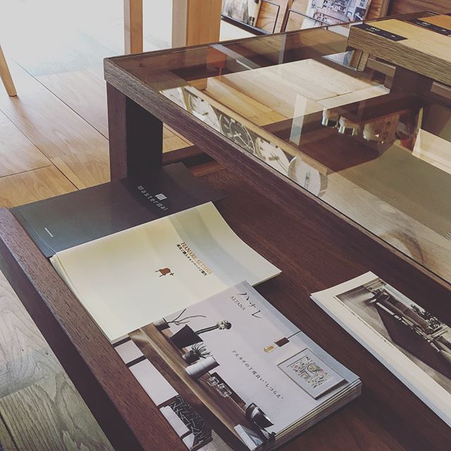 無垢材とガラスのスマートな融合。 強化ガラスの天板を囲むシャープな無垢フレームのコンビネーションが美しいガラステーブル。引き出したトレイには、リモコンや雑誌、小物コレクションを並べても良し！ masterwal FOX LIVING TABLE WN ウォールナット材 100,000yen+ tax