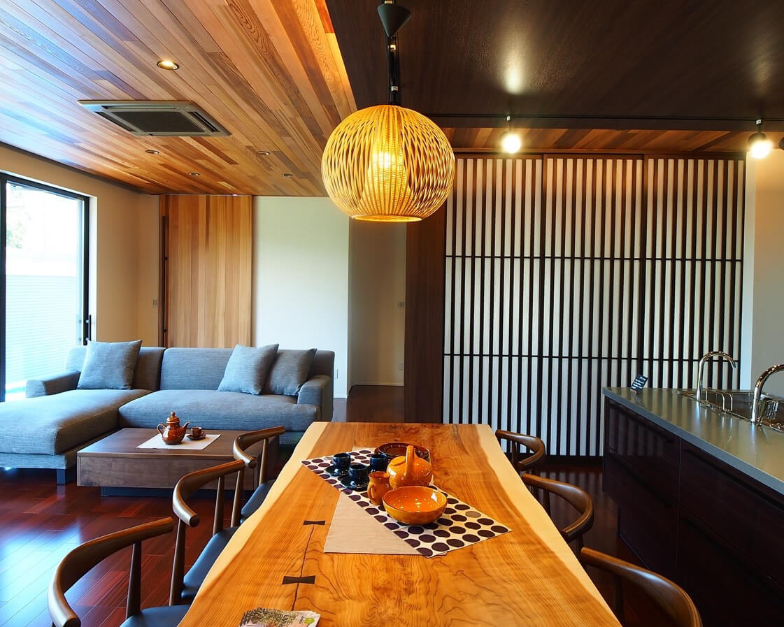 杉一枚板MUKUTEN ダイニングテーブル納品事例 白い両端の白太(しらた)と中央の赤身とのコントラストとラインが美しい、源平カラーの杉一枚板。杉の源平とは武士の源氏の白旗(白太)と平家の赤旗(赤身)がせめぎ合う様子から由来。割れ留めのブラックウォールナット蝶チギリのラインが個性的。 クラシック和モダンな木のLDK空間が唯一無二な印象に