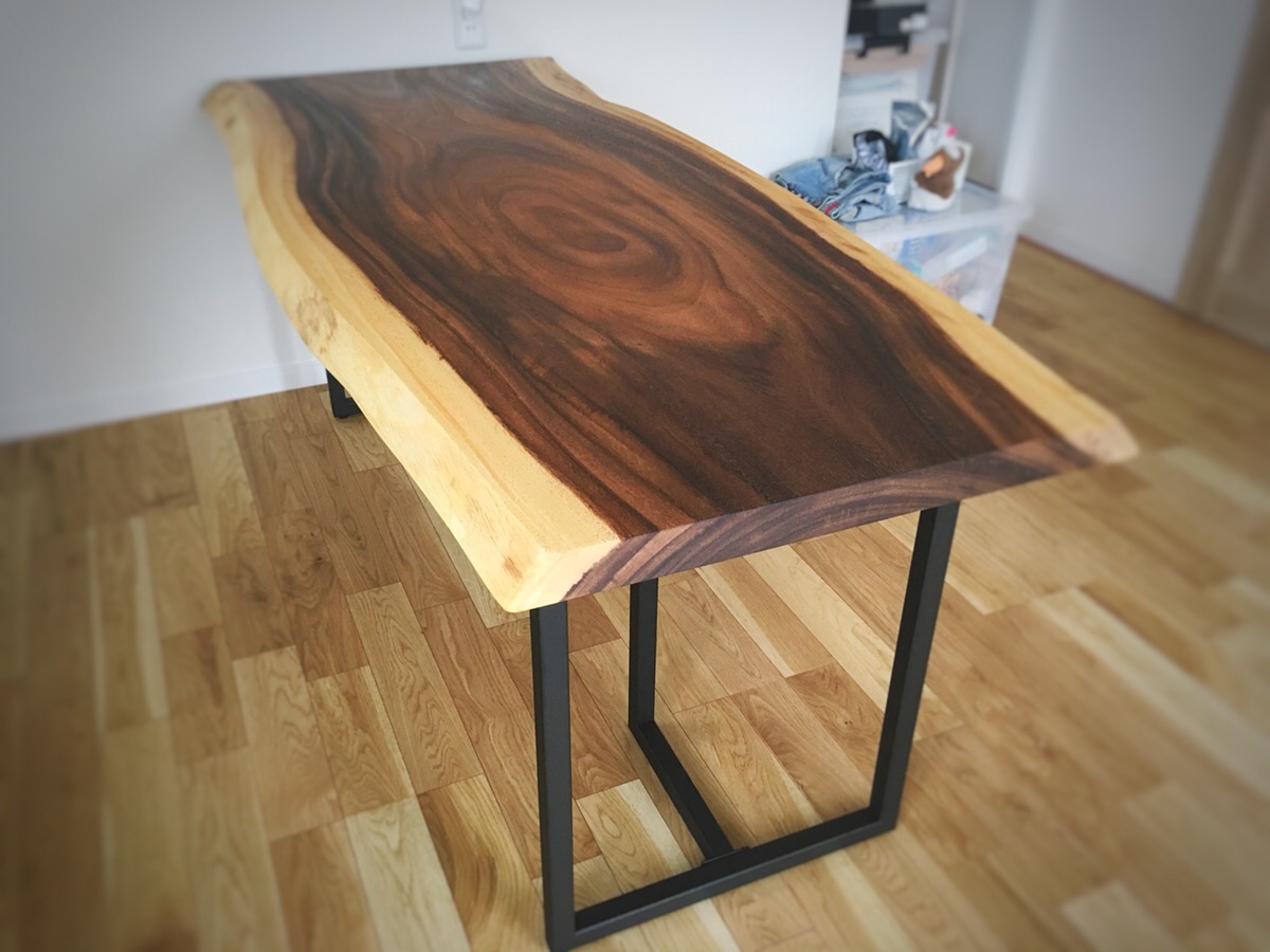 MUKU-TEN一枚板 納品しました！ . 今回のお客様は、最初はお部屋や家具の雰囲気に合わせ色が明るめの板をお探しでしたが、 何枚か見ていく中でこちらの辺材(外側の部分)と心材(中心部)の色がはっきりと異なる「モンキーポッド」を気に入っていただきました！ 色の濃淡が美しい心材と、その印象を和らげる白い辺材との雰囲気がナチュラルテイストのお客様宅にぴったり。 K様、この度はありがとうございました！ .