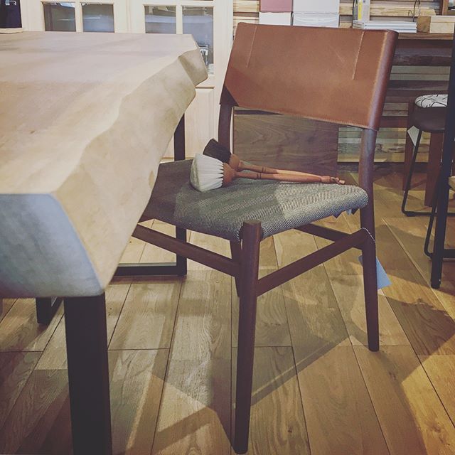 見た目以上に軽い椅子。 masterwalのUC4ダイニングチェアは軽量ながら、強度と座り心地にこだわった繊細なフレームが特徴のチェア。 スリムなプロポーションながら、 身体を支えてくれるしなやかな座面とレザーの背もたれが頼もしい。 美しい後ろ姿の手掛けを持って引いた途端、その軽さに驚かされます！ masterwal UC4ダイニングチェア 木部;ウォールナット 張地;ランク5 65,000yen+ tax