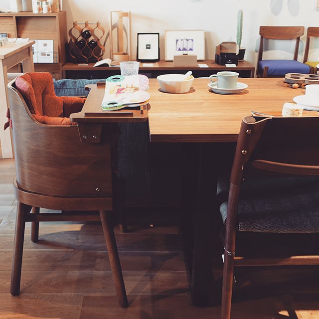 一生モノのベビーチェア。 こだわりのダイニング家具に馴染む、曲げ木の丸い背面が可愛いらしいベビーハイチェア bome chair 生後7ヵ月から大人まで大切に長く使える椅子です。 みなさんで、ご友人への出産のお祝いにも。 ¥30,000yen+tax マット付