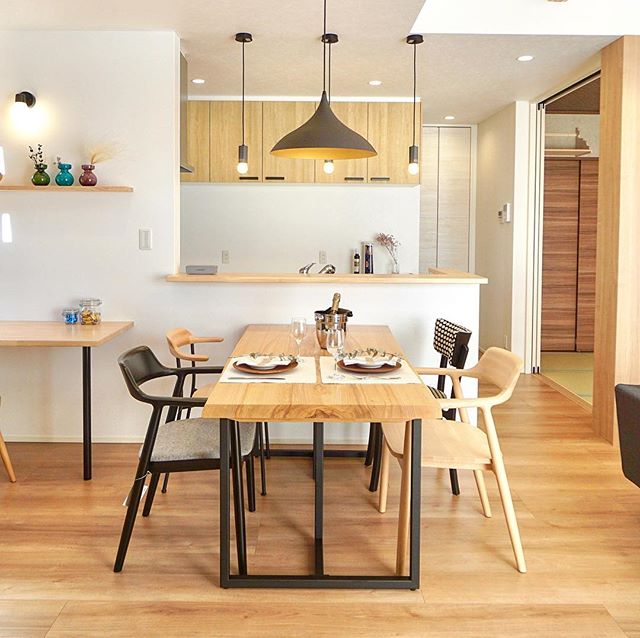 【家具納品事例】<br />
.<br />
明るめの雰囲気のダイニングに、MUKU-TENクス一枚板とチェアを。<br />
.<br />
◆MUKU-TEN クス一枚板<br />
◆マルニ木工 HIROSHIMA アームチェア<br />
◆冨士ファニチア アームレスチェア<br />
.<br />
.<br />
.<br />
インテリアショップHANARE ALTANAでは、オリジナル無垢板ブランドMUKU-TENをはじめ、<br />
デザイン・品質に優れた8つの家具メーカーの家具を取り扱っております。<br />
さまざまな家具を組み合わせたお部屋のトータルコーディネートもお任せください<br />
#mukuten #マルニ木工 #hiroshimachair <br />
#冨士ファニチア #アカセ木工 #masterwal <br />
#飛騨産業 #crashcrashproject #katoji <br />
#adepeche