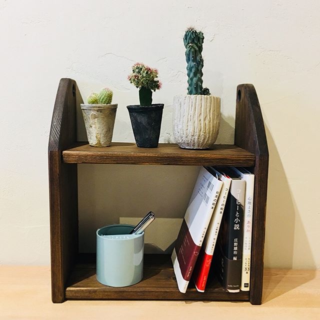 ◆ハナレワークショップのお知らせ —————————– 机上棚づくりワークショップ 9月23日(日)10:00〜12:00 定員:4名 参加費:2,500円 —————————– インテリアにすっきり馴染む、木の棚を作りませんか？ お部屋の雰囲気に合わせて自分で塗装し、組み立て。木肌の感触を楽しみましょう！ 完成したら、実際にどのように使いたいかイメージしながら、写真のようにハナレ商品をレイアウトしてみましょう気に入ったら小物のご購入も◎ ハナレでDIYを楽しみながら、飾る時のレイアウトまで一緒に考えてみましょう！ . 参加ご予約は0545-51-8700か、第一建設イベントサイト「Culas+」https://culas-plus.jp、またはDMにて承ります！ ご参加お待ちしております！ .