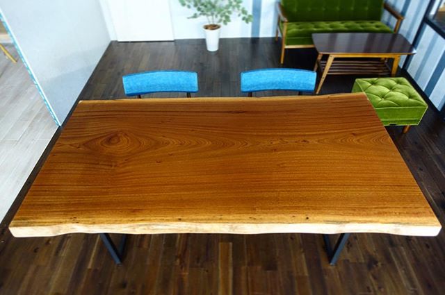 ◆無垢一枚板MUKU-TEN〔サペリ〕販売中！.サイズ:W1800×D910〜980¥175,000+tax※塗装費込み。※別途脚代金がかかります。木製脚…¥35,000+taxスチール脚…¥30,000+tax.経年変化で濃く深くなる赤褐色が特徴のサペリ一枚板。奥行きもあり4〜6人で広々使えるサイズです。.#無垢板 #無垢板テーブル #サペリ #インテリア#mukuten #ダイニングテーブル #ダイニング #静岡家具