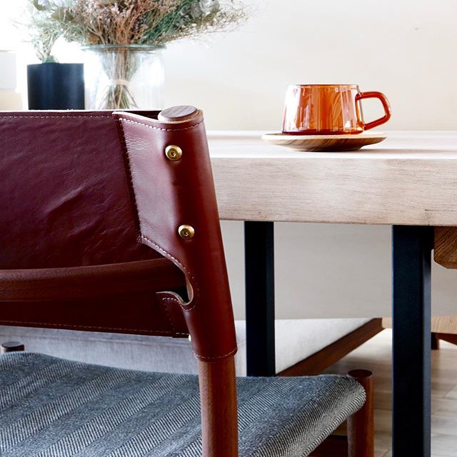 レザー好きには堪らない、ブラックウォールナットの丸脚と引き手を包み込むレザーの背もたれチェアUC4。繊細で軽量ホワイトステッチと真鍮ハトメが個性的な大人チェアは、時を経て味わいが増す一枚板テーブルとのコーディネートがおススメです。Designer:Mikiya Kobayashi#チェア#椅子#本革#レザー#真鍮#masterwal #マスターウォール#ブラックウォールナット #一枚板テーブル