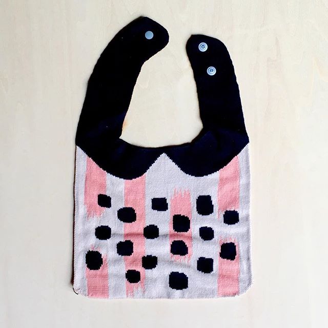 .柔らかくて温かみのある生地が赤ちゃんに優しい、Tricoteのベビースタイ。綿100%、手洗いもOK。.◆Tricote スタイ ランダム幾何学柄/BEIGE ¥3,900+TAX.#スタイ #ベビースタイ #tricote