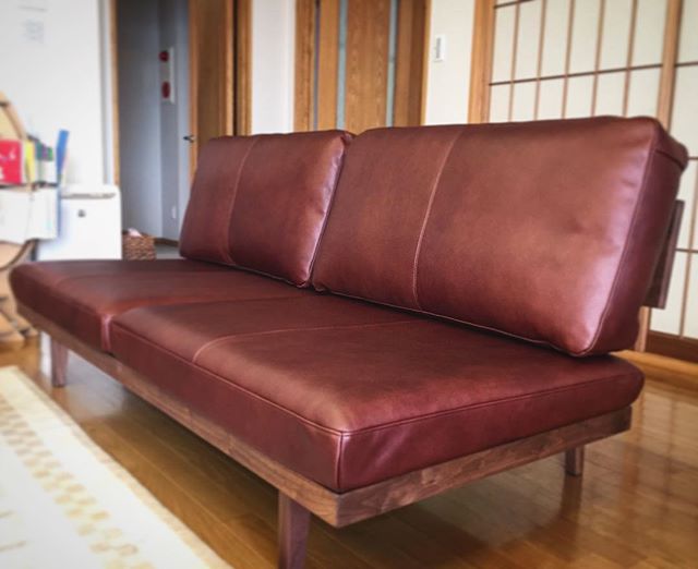 【masterwalソファ納品事例】お客様が選ばれたのは品の良い深い赤茶色「ブラウンルージュ」のレザー(牛本革)張りPOROソファ。ファブリックよりも、シックで落ち着いた雰囲気と高級感が漂います。本革は使い込むほどに馴染み、自然な風合いが増してきます。高品質の無垢ウォールナットは長く使え、本革の経年変化も楽しんでいただける家具。H様、このたびは誠にありがとうございました。#masterwal#porosofa#walnut#レザー#本革#ソファ#家具#interior#furniture