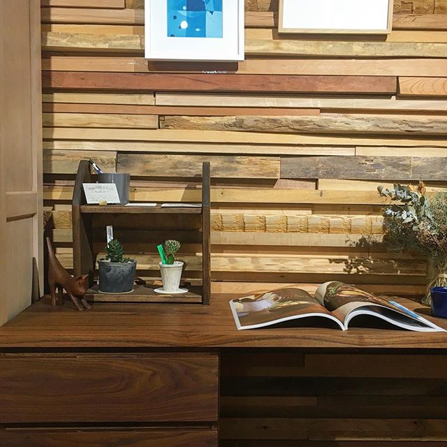 ◆DIYワークショップ ご予約受付中！-----------------------------机上棚づくりワークショップ9月23日(日)10:00〜12:00定員:4名参加費:2,500円-----------------------------インテリアにすっきり馴染む、木の棚を作りませんか？お部屋の雰囲気に合わせて自分で塗装し、組み立て。木肌の感触を楽しみましょう！.完成したら、実際にどのように使いたいかイメージしながら、写真のようにハナレ商品をレイアウトしてみましょう気に入ったら小物のご購入も◎.ハナレでDIYを楽しみながら、飾る時のレイアウトまで一緒に考えてみましょう！.こちらまだまだご予約受付中です参加ご予約は0545-51-8700か、第一建設イベントサイト「Culas+」https://culas-plus.jp、またはDMにて承ります！皆さまのご参加、お待ちしております.#ワークショップ #diy #diyワークショップ #手作り #棚づくり #ナチュラル家具