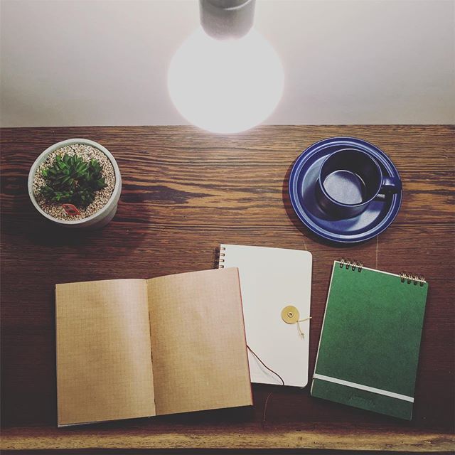 .ハナレアルタナオリジナルノート.紙の種類や綴じ方が異なる3冊です。こちらはハナレアルタナポイントカードのノベルティ。レジ横に見本がありますのでぜひご覧になってくださいね！.お買い物の際にはポイントカードご提示ください♪.#ノベルティ#ノート#オリジナルノート#notebook