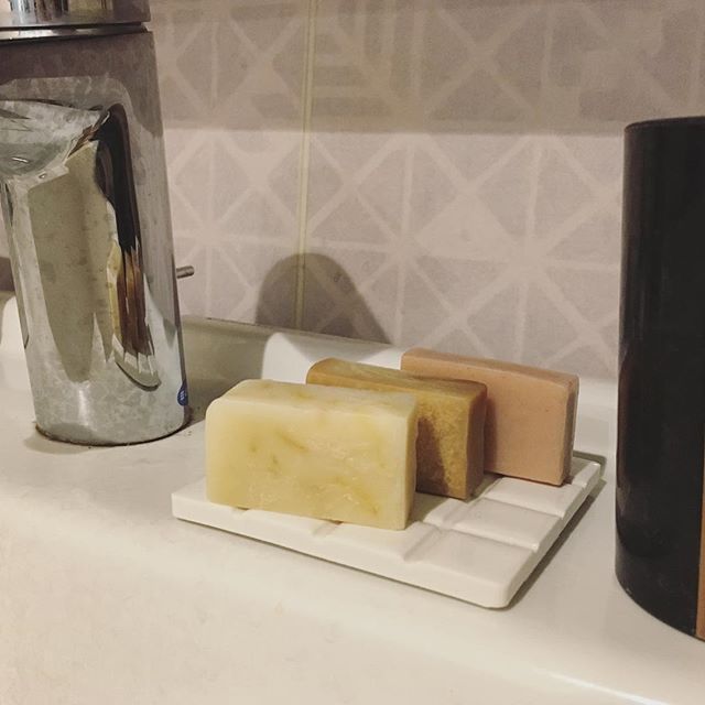 自然由来の色と香りが魅力の「まにまっく石鹸」。現在9種類の香りを揃えております。トライアル3点セット、5点セットには画像のサイズのミニ石鹸が入っているので、ちょっと試してみたい！という方におすすめです。.◆まにまっく石鹸 レギュラー石鹸 各¥900+tax◆まにまっく石鹸 トライアル3点セット(黒みつローズマリー、古代米＋イランイラン、めかぶ＋炭)¥600+tax◆まにまっく石鹸 トライアル5点セット(黒みつローズマリー、古代米＋イランイラン、めかぶ＋炭、ユーカリクレイ、シナモン+クレイ)¥1,000+tax.店内にサンプルを置いてありますので、ぜひ香りを試してみてくださいね。.#まにまっく石鹸 #石鹸#トライアルセット