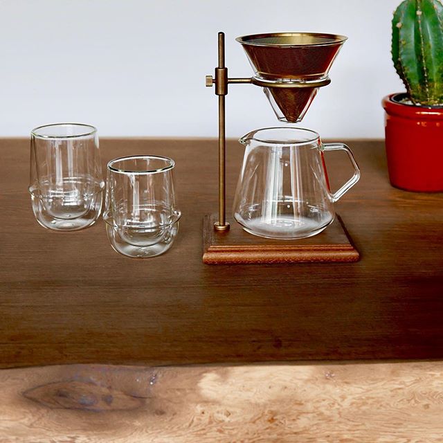スローコーヒースタイルは、重硬かつ強靭でスタイリッシュなウェンジ一枚板テーブルで。SLOW COFFEE STYLE SPECIALTY 02 ブリューワースタンドセット 4cups[スタンド] ウォールナット , 真鍮, 18-8ステンレス, シリコーン [フィルター] チタンコーティング18-8ステンレスゴールド真鍮色[ブリューワー, サーバー, ホルダー] 耐熱ガラス15,000yen+taxダブルウォールコーヒーカップ 1,000yen+taxダブルウォールエスプレッソカップ 800yen+tax#丁度良いしつらえ #ウェンジ#一枚板テーブル#真鍮#カフェタイム#スロースタイル#ドリップコーヒー#コーヒーカップ#coffee