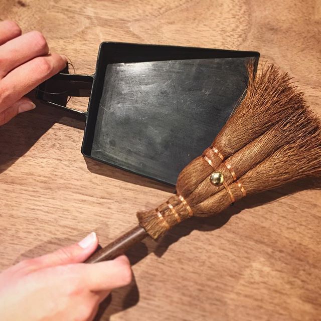 昔ながらの暮らしの道具。卓上のお掃除に便利です。松野屋・シュロダルマ荒神ぼうき 2,400yen+ tax・マダガスカルアイアンミニちりとり  2,000yen+ tax#松野屋#暮らしの道具#掃除道具#ほうき#ちりとり