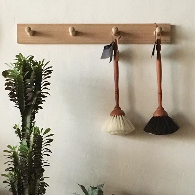 .◆doinel Duster Brush/Goat hair 34cm¥5,800+tax.山羊の毛を使った埃取りブラシ。繊細で柔らかい毛なので、ガラス製品やピアノ、オーディオなどのデリケートなもののお掃除にも安心してお使いいただけます。革紐つきで、かけておけるのもうれしいポイント。#doinel #ドイツ製 #山羊毛ブラシ #掃除用具 #丁寧な暮らし