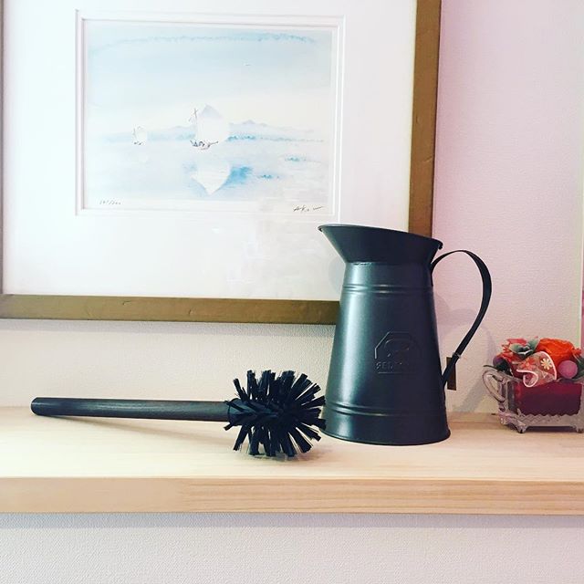 日々の生活に必要不可欠な掃除用具。実用性はもちろんのこと、空間に合わせてデザインにもこだわりたいところです。.◆doinel Metal Toilet Brush Holder¥4,600+taxこちらはピッチャー型のスタンドと天然木のブラシのセット。ヘッドにはナイロン毛が使用されています。実用性とデザイン性を兼ね備え、トイレ周りをスタイリッシュな印象に。.#掃除用具 #トイレ #トイレインテリア #スタイリッシュ #doinel