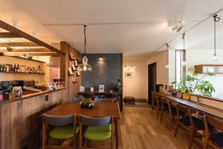 カフェ風LDKと玄関。
#第一建設 #hibiki #livingd #静岡 #新築 #住宅 #マイホーム #新築一戸建て #インテリア #デザイン #カフェ #cafe #リビング #ダイニング #キッチン #ダイニングテーブル #ldk #ペンダント #カウンター #照明 #ランプ #黒板