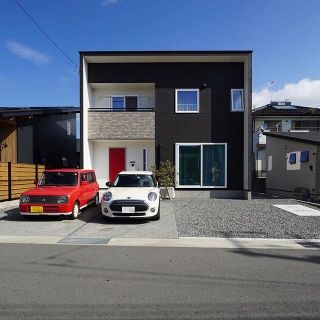 赤いドアの家。
#第一建設 #livingd #hibiki #静岡 #新築 #住宅 #新築一戸建て #マイホーム #インテリア #デザイン #おうち #おうち時間 #外観 #四角 #四角い家 #赤いドア #赤と黒 #赤 #スクエア #黒い家 #コントラスト #エクステリア